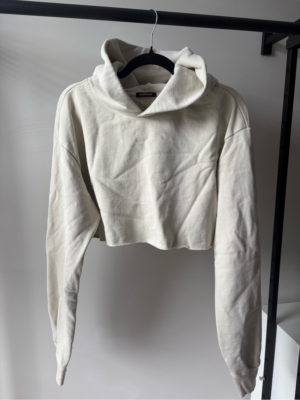 TALENTLESS Cropped Hoodie in Off-White/Cream